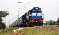 ভারতীয় রেলের বড় চমক, ট্রেনে সফরকালে দেখা যাবে সিনেমা, পছন্দের শো!